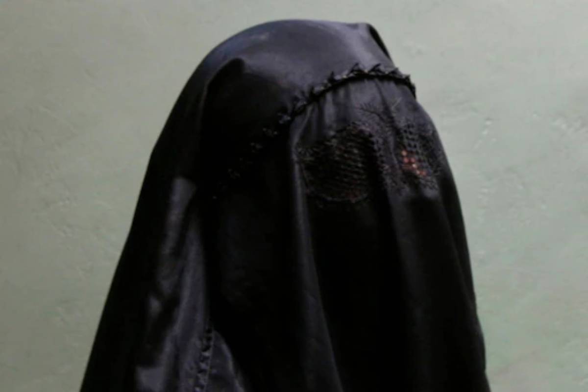 തന്റെ മകളെ അധിക്ഷേപിച്ചത് ചോദ്യം ചെയ്യാൻ എത്തിയ പെണ്‍കുട്ടിയുടെ പിതാവിനെ കടയുടമയും മകനും ചേര്‍ന്ന് മര്‍ദിച്ചതായും ആരോപണമുണ്ട്. 