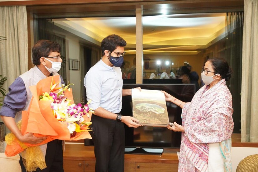  പാർലമെന്‍റിലെ ശൈത്യകാല സമ്മേളനത്തോട്​ അനുബന്ധിച്ച്​ കോൺഗ്രസിന്‍റെ നേതൃത്വത്തിൽ നടന്ന പ്രതിപക്ഷ പാർട്ടികളുടെ യോഗത്തിൽനിന്ന്​ മമതയും തൃണമൂൽ നേതാക്കളും വിട്ടുനിന്നിരുന്നു. എന്നാൽ, കോൺഗ്രസ്​ ഇല്ലാത്ത പ്രതിപക്ഷ മുന്നണി സാധ്യമാകില്ലെന്നാണ്​ പവാറിന്‍റെ അഭിപ്രായം. Credits: News18