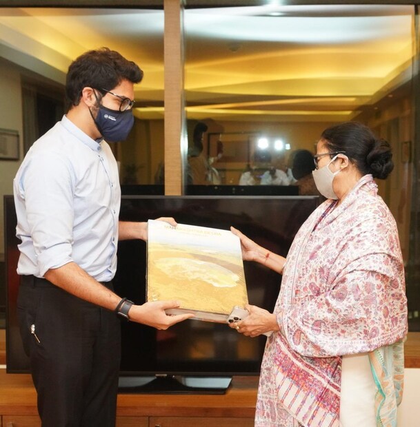  ആദിത്യ താക്കറെ മമതാ ബാനർജിക്ക് ഉപഹാരം സമ്മാനിക്കുന്നു. Credits: News18