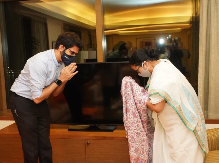  മുഖ്യമന്ത്രി മമതാ ബാനർജി ആദിത്യ താക്കറെയെ കാണുന്നു. (Credits: News18)