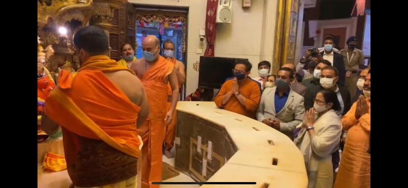  കഴിഞ്ഞ ആഴ്ച ഡൽഹിയിലെത്തിയ മമത ബാനർജി പ്രധാനമന്ത്രി നരേന്ദ്ര മോദിയെ കാണുകയും സംസ്ഥാനത്തിന്റെ വിവിധ ആവശ്യങ്ങൾ അദ്ദേഹത്തിന് മുന്നിൽ സമർപ്പിക്കുകയും ചെയ്തിരുന്നു. Credits: News18