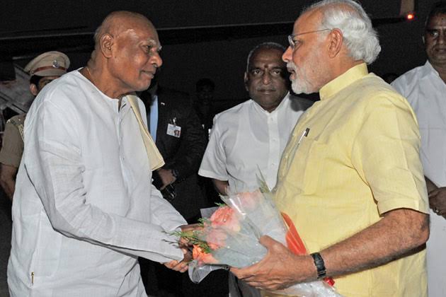  ആന്ധ്ര (Andhra Pradesh) മുൻമുഖ്യമന്ത്രിയും കർണാടക, തമിഴ്നാട് ഗവർണറുമായിരുന്ന കെ റോസയ്യ (Konijeti Rosaiah) അന്തരിച്ചു. 88 വയസായിരുന്നു. ഹൈദരാബാദിൽ (Hyderabad) പുലർച്ചെയായിരുന്നു അന്ത്യം. 15 തവണ ബജറ്റ് അവതരിപ്പിച്ച് റെക്കോർഡ് സൃഷ്ടിച്ച ധനമന്ത്രിയാണ് അദ്ദേഹം. (പ്രധാനമന്ത്രി നരേന്ദ്ര മോദിക്കൊപ്പം)