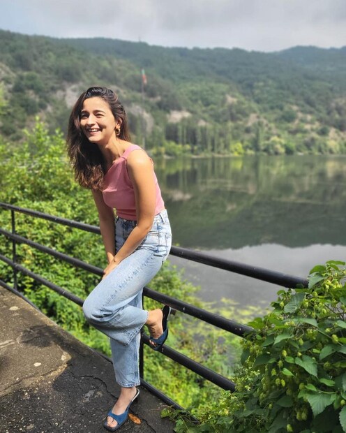 Alia Bhatt keeps it natural in the pink top and denims.