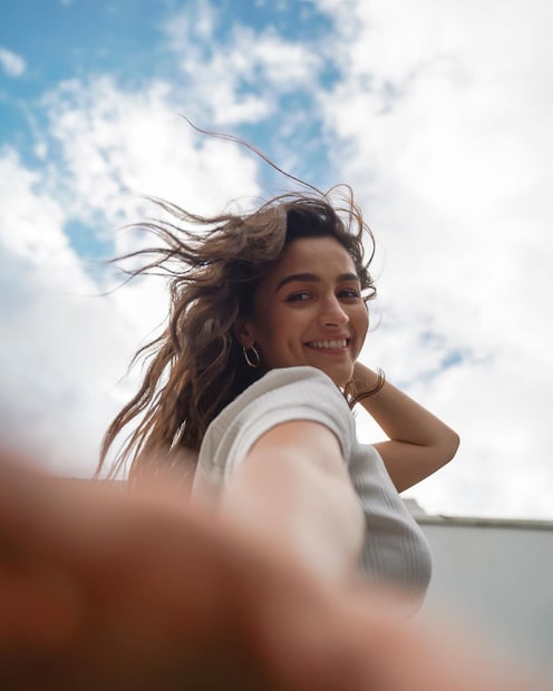 Alia Bhatt looks stunning in the selfie. 