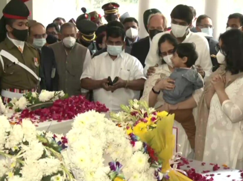  സിഡിഎസ് ജനറൽ ബിപിൻ റാവത്തിന്റെയും മധുലിക റാവത്തിന്റെയും പുത്രിമാർ - കൃതിക, തരിണി - അവരുടെ മാതാപിതാക്കൾക്ക് അന്തിമോപചാരം അർപ്പിക്കുന്നു. (ANI)