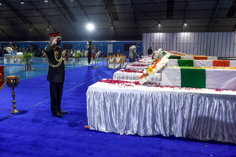  കൂനൂരിൽ IAF-Mi-17V5 ഹെലികോപ്റ്റർ അപകടത്തിൽ കൊല്ലപ്പെട്ട ചീഫ് ഓഫ് ഡിഫൻസ് സ്റ്റാഫ് (സിഡിഎസ്) ജനറൽ ബിപിൻ റാവത്തിന്റെയും ഭാര്യ മധുലിക റാവത്തിന്റെയും മറ്റ് ഉദ്യോഗസ്ഥരുടെയും പുഷ്പചക്രം അർപ്പിക്കുന്ന ചടങ്ങിൽ കരസേനാ മേധാവി ജനറൽ മനോജ് മുകുന്ദ് നരവാനെ ആദരാഞ്ജലികൾ അർപ്പിക്കുന്നു. ന്യൂഡൽഹിയിൽ. (പിടിഐ)