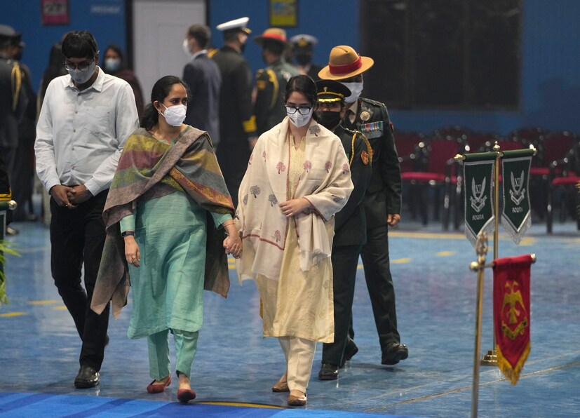  ഇന്ത്യൻ സായുധ സേനയുടെ ചീഫ് ഓഫ് ഡിഫൻസ് സ്റ്റാഫ് ബിപിൻ റാവത്തിന്റെ പെൺമക്കൾ ആദരാഞ്ജലി അർപ്പിക്കാൻ എത്തിയപ്പോൾ