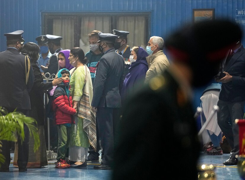  ന്യൂഡൽഹിയിലെ പാലം വിമാനത്താവളത്തിൽ ഹെലികോപ്റ്റർ അപകടത്തിൽ മരിച്ചവരുടെ കുടുംബാംഗങ്ങളെ ആളുകൾ ആശ്വസിപ്പിക്കുന്നു. (