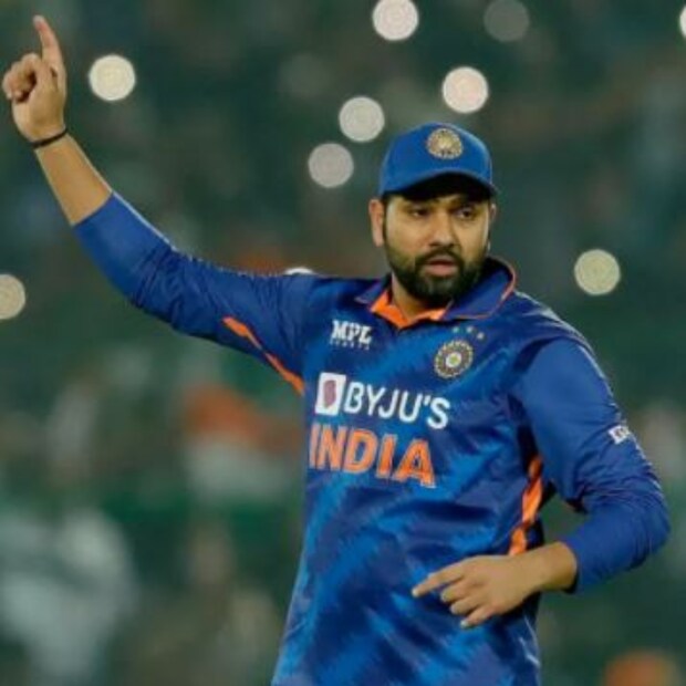 ടീം ഇന്ത്യയുടെ(Team India) ഏകദിന ക്യാപ്റ്റന്‍(ODI Captain) സ്ഥാനത്ത് നിന്നും മാറ്റി വിരാട് കോഹ്ലിയെ(Virat Kohli) മാറ്റി രോഹിത് ശര്‍മയെ ഇന്ത്യയുടെ ഏകദിന ക്യാപ്റ്റനായി പ്രഖ്യാപിച്ചിരിക്കുകയാണ്. ഓള്‍-ഇന്ത്യ സീനിയര്‍ സെലക്ഷന്‍ കമ്മിറ്റിയാണ് രോഹിത് ശര്‍മയെ ഏകദിനത്തില്‍ ടീം ഇന്ത്യയുടെ പുതിയ ക്യാപ്റ്റനായി പ്രഖ്യാപിച്ചത്.