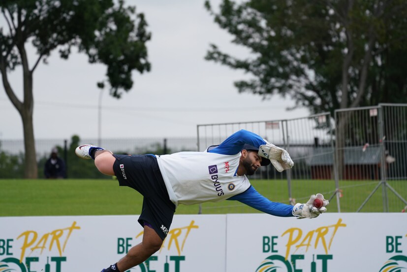 Apart from batting, Rishabh Pant also trained with the keeping gloves on. 