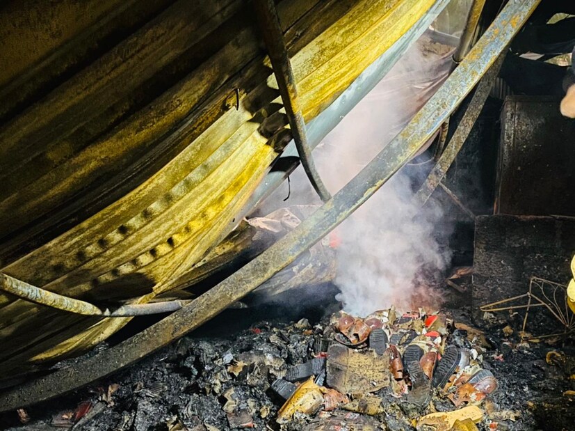  കടയ്ക്ക് സമീപം താമസിക്കുന്ന അന്യസംസ്ഥാന തൊഴിലാളികള്‍ അടക്കമുള്ളവരെ സുരക്ഷിത സ്ഥാനത്തേക്ക് മാറ്റിയിട്ടുണ്ട്.