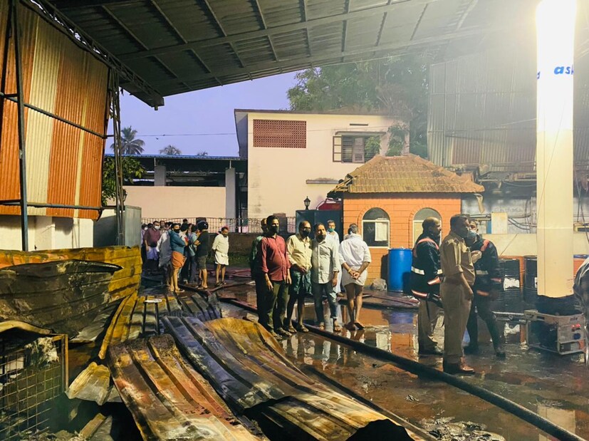  ചെരുപ്പ് കട പൂര്‍ണ്ണമായും കത്തി നശിച്ചതിന് പുറമേ ലക്ഷക്കണക്കിന് രൂപയുടെ നഷ്ടമാണ് ഉണ്ടായത് എന്നാണ് വിലയിരുത്തല്‍.