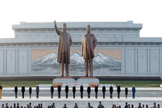 മുന്‍ നേതാവ് കിം ജോങ്-ഇലിന്റെ (Kim Jong-il) പത്താം ചരമവാര്‍ഷികത്തില്‍, ഇന്ന് ആരംഭിക്കുന്ന 11 ദിവസത്തെ ദുഃഖാചരണത്തിന്റെ ഭാഗമായി ഉത്തര കൊറിയയിലെ പൗരന്മാരെ ചിരിക്കുന്നതില്‍ നിന്നും ഷോപ്പിംഗില്‍ നിന്നും മദ്യപാനത്തില്‍ നിന്നും വിലക്കിയിരിക്കുകയാണ്.