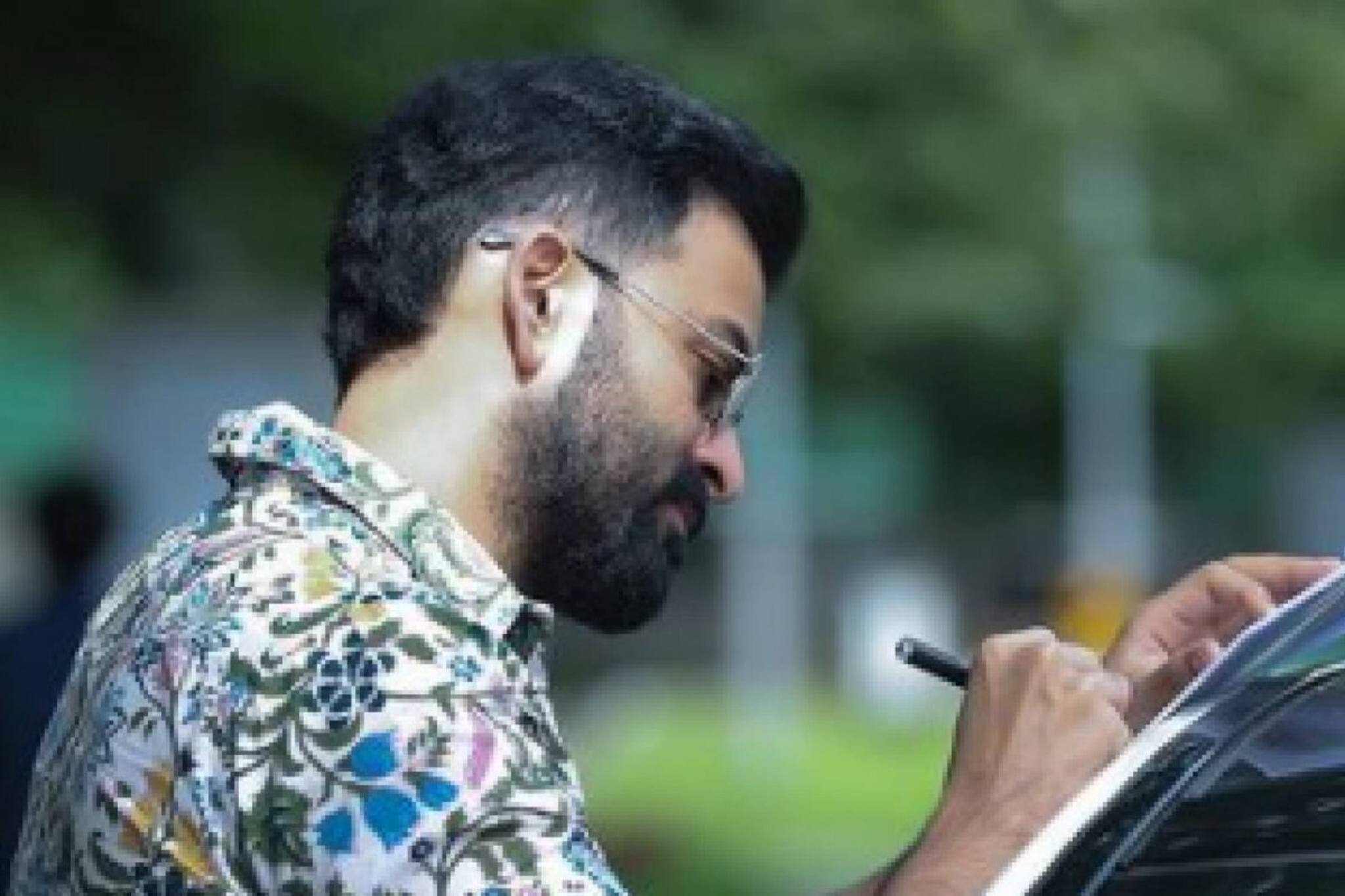 നടുറോട്ടില്‍ വണ്ടി നിര്‍ത്തി എഴുതുന്ന പൃഥ്വി; വൈറലായി ഫോട്ടോ