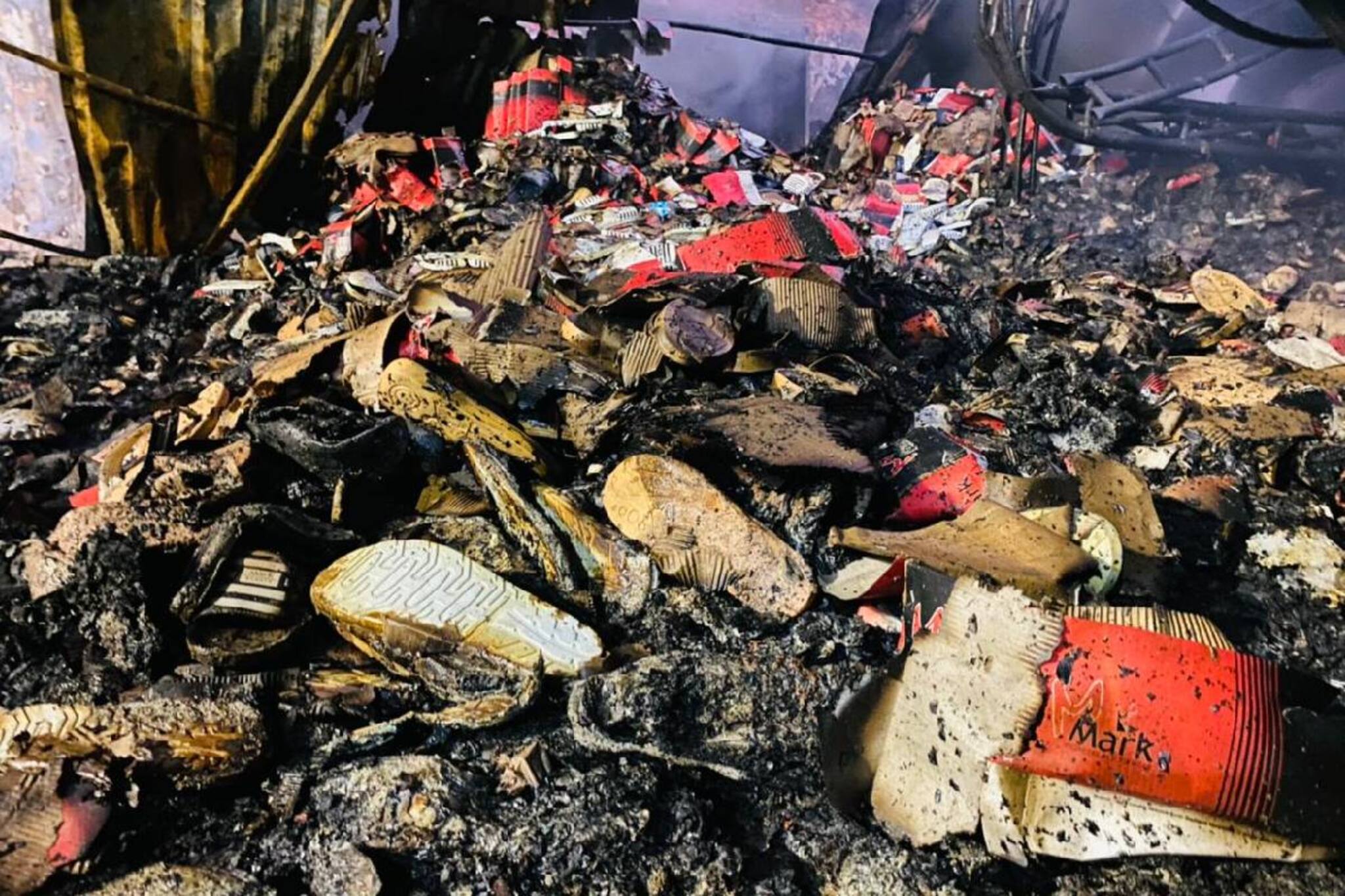 ചെരുപ്പുകടയില്‍ തീയണക്കാന്‍ ആറ് മണിക്കൂര്‍; കത്തിനശിച്ചത് ലക്ഷങ്ങളുടെ വസ്തുക്കള്‍