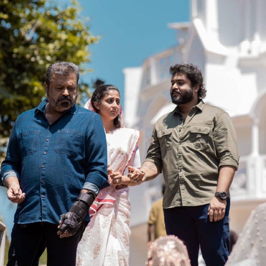  മൂന്നു ദിവസം കൊണ്ട് 11.56 കോടി എന്ന നേട്ടത്തിന് 'പാപ്പൻ' അർഹമായിക്കഴിഞ്ഞു. പലയിടത്തും 'പാപ്പൻ ' ഷോ ഹൗസ്ഫുൾ ആയിട്ടുണ്ട്. എബ്രഹാം മാത്യു മാത്തൻ എന്ന പോലീസ് ഉദ്യോഗസ്ഥന്റെ വേഷത്തിലാണ് സുരേഷ് ഗോപി സിനിമയിലെ നായകവേഷം ചെയ്യുന്നത്. മകൻ ഗോകുൽ സുരേഷ് ഒപ്പം അഭിനയിച്ച ആദ്യ ചിത്രമാണ് 'പാപ്പൻ'
