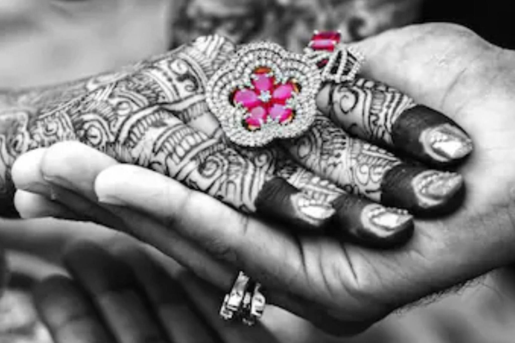 വിവാഹ വേദിയിലെ ലിംഗസമത്വം; കല്യാണത്തിന് ഷെർവാണി ധരിച്ച് കുതിരപ്പുറത്ത് വന്നിറങ്ങി വധു