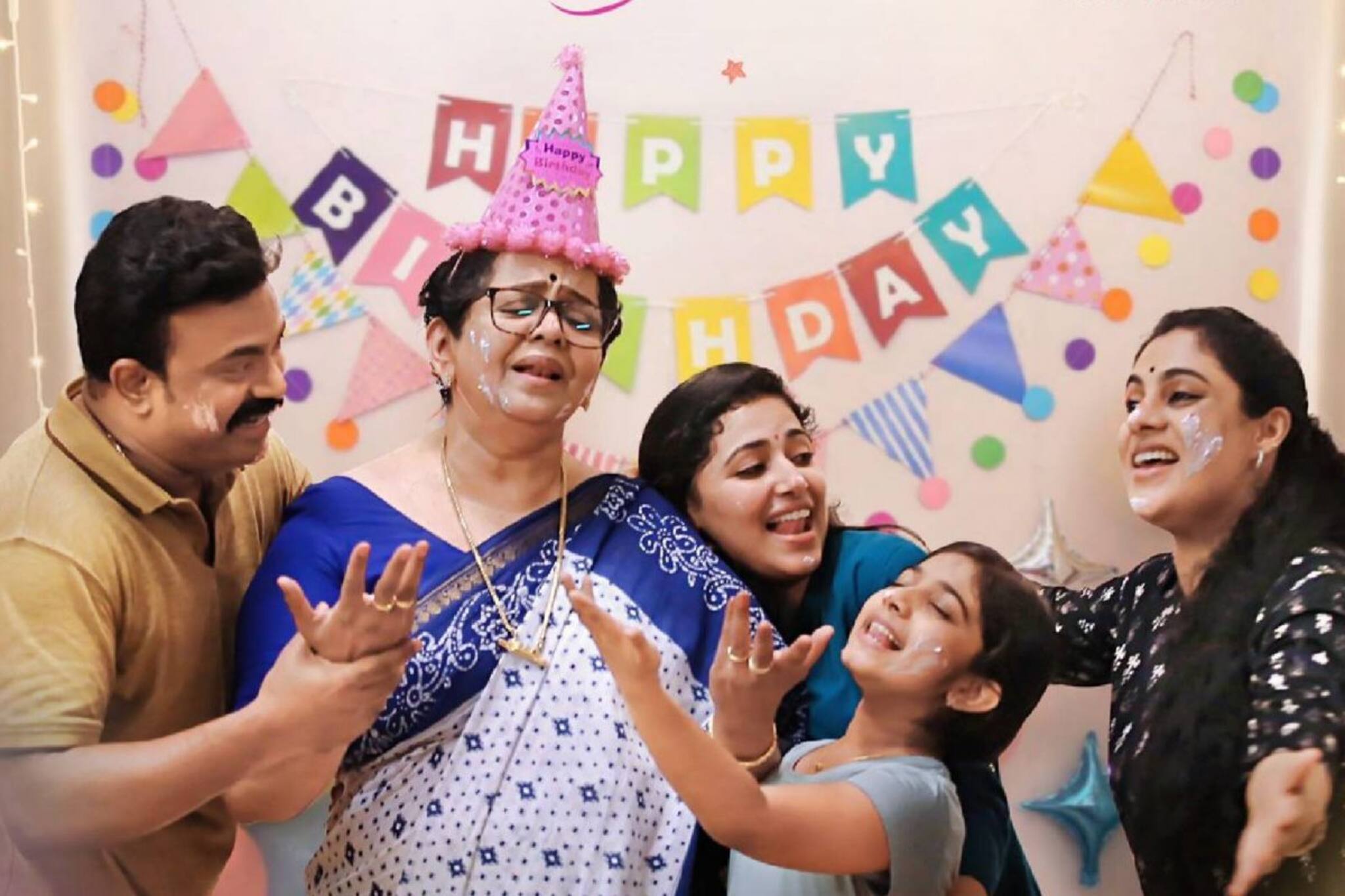 അമിത് ചക്കാലക്കലും, അനു സിത്താരയും; 'സന്തോഷം' സിനിമയുടെ ഫസ്റ്റ്ലുക്ക് പോസ്റ്റർ