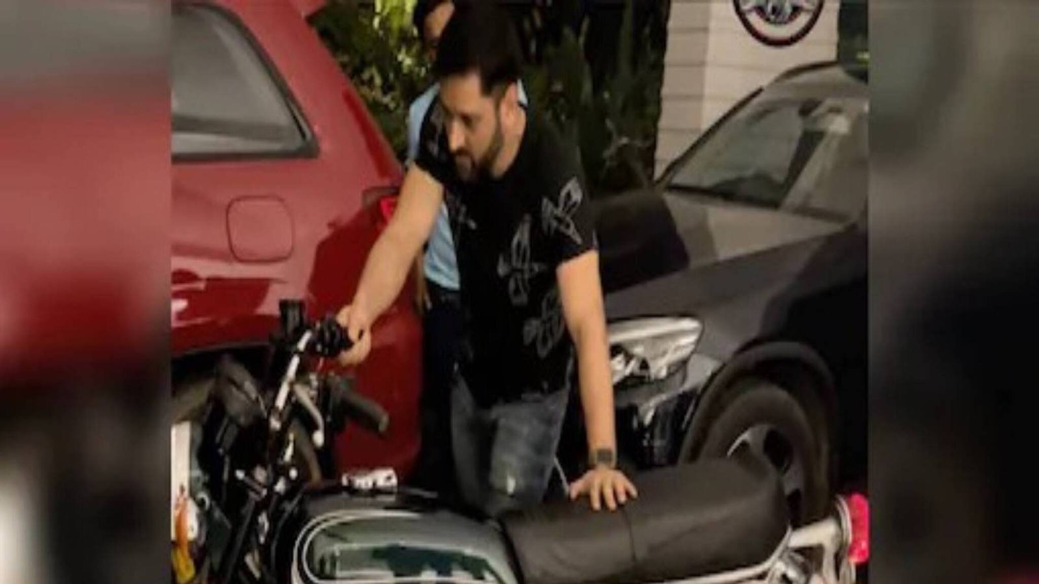 MS Dhoni |ധോണിയുടെ വിന്റേജ് വാഹനശേഖരത്തിലേക്ക് പുതിയ അതിഥി: യമഹ ആര്‍.ഡി 350