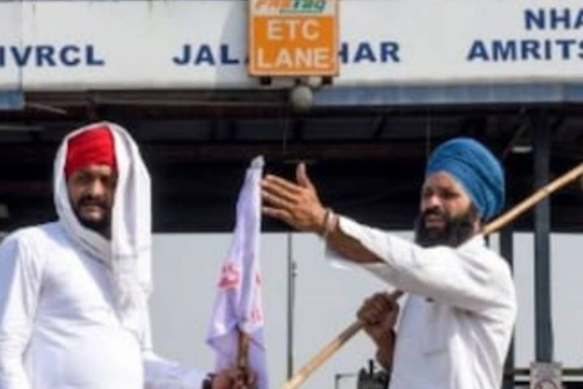 ഒരുവർഷം നീണ്ട കർഷകസമരം അവസാനിച്ചു; ഡൽഹി അതിർത്തിയിലെ സമരവേദിയിൽനിന്ന് കർഷകർ പിൻവാങ്ങും