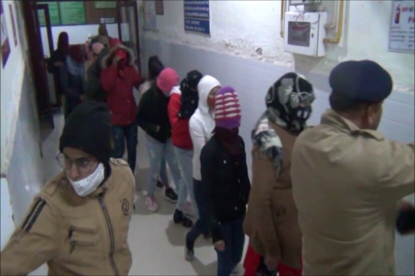 छापेमारी के दौरान वहां चल रहे आधा दर्जन से अधिक स्पा सेंटरों से पुलिस ने दबिश दी. मौके पर 22 युवती और 35 युवक पकड़े गए हैं. ये सभी संदिग्ध अवस्था में थे. स्पा सेंटर पर पुलिस के पहुंचते ही भगदड़ मच गई थी.