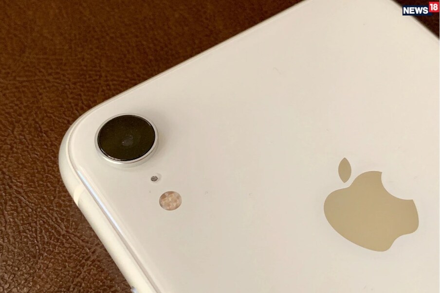  4. ഈ ഓഫർ iPhone XR 128GB വേരിയന്റിൽ ലഭ്യമാണ്. 40,999 രൂപ വിലയുള്ള iPhone XR 128GB വേരിയന്റിന് 23,599 രൂപയാണ് വില. ആമസോൺ പേ റിവാർഡ്, ആമസോൺ പേ ബാലൻസ്, ആമസോൺ പേ ഐസിഐസിഐ ബാങ്ക് ക്രെഡിറ്റ് കാർഡ് ഓഫറുകളും ഉണ്ട്. ഇവ വഴി നടത്തുന്ന ഇടപാടുകൾക്ക് ക്യാഷ്ബാക്ക് ലഭിക്കും. (പ്രതീകാത്മക ചിത്രം)