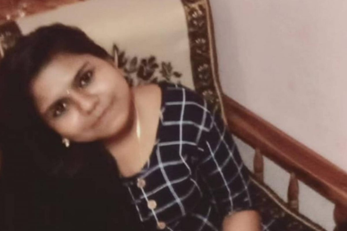 പരീക്ഷ ഫീസടയ്ക്കാൻ കഴിയാത്തതിൽ മനംനൊന്ത് 20കാരി ആത്മഹത്യ ചെയ്ത നിലയിൽ
