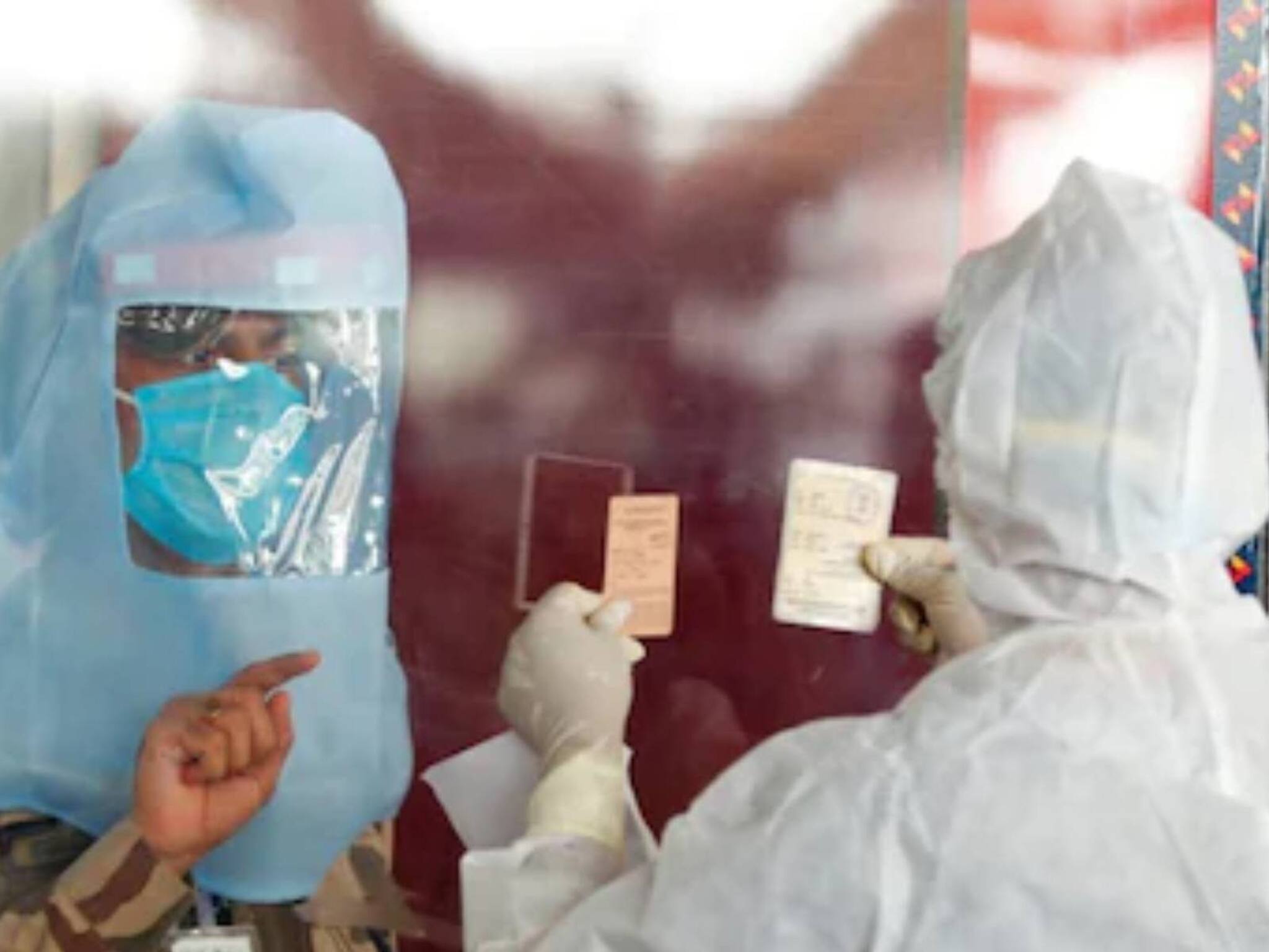 Covid 19 | ദുബായിലേക്കുള്ള വിമാനത്തിൽ കയറാനെത്തിയ അഞ്ച് പേർക്ക് കോവിഡ്; കൂട്ടത്തിൽ ഗർഭിണിയായ യുവതിയും