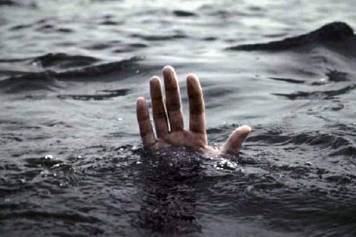 കൊല്ലം മണ്‍റോതുരുത്തില്‍ മകനെ കരയ്ക്കുനിർത്തി അമ്മ ആറ്റിൽച്ചാടി മരിച്ചു