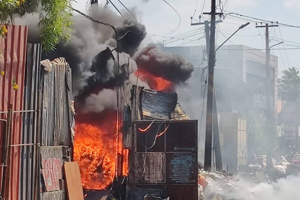 ആശുപത്രിക്ക് സമീപമുള്ള ആക്രിക്കടയുടെ ഗോഡൗണിലാണ് തീപിടിച്ചത്