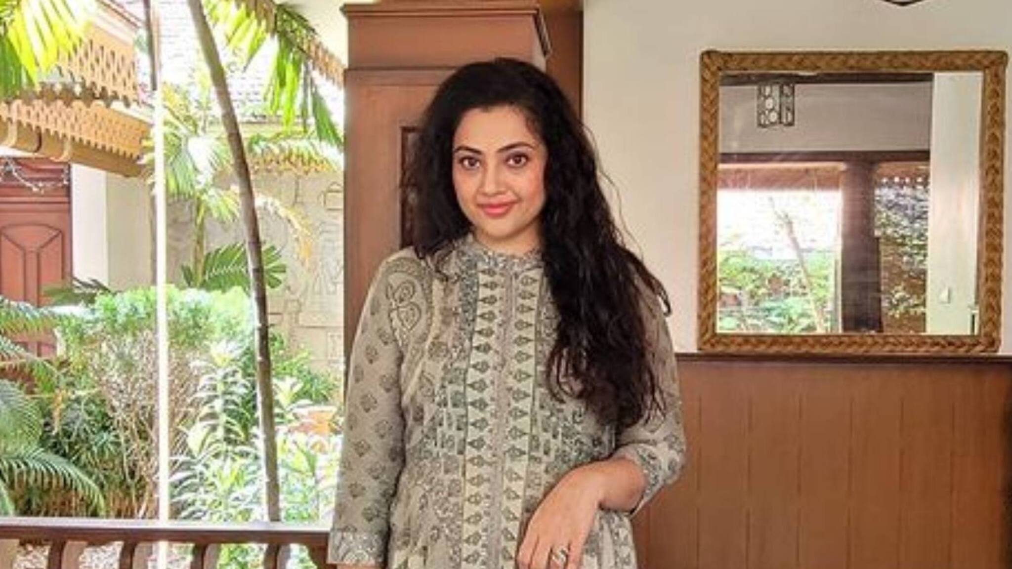 Actress Meena| ഈ വർഷത്തെ ആദ്യ അതിഥി കൊറോണ; കോവിഡ് ബാധിച്ചതായി നടി മീന