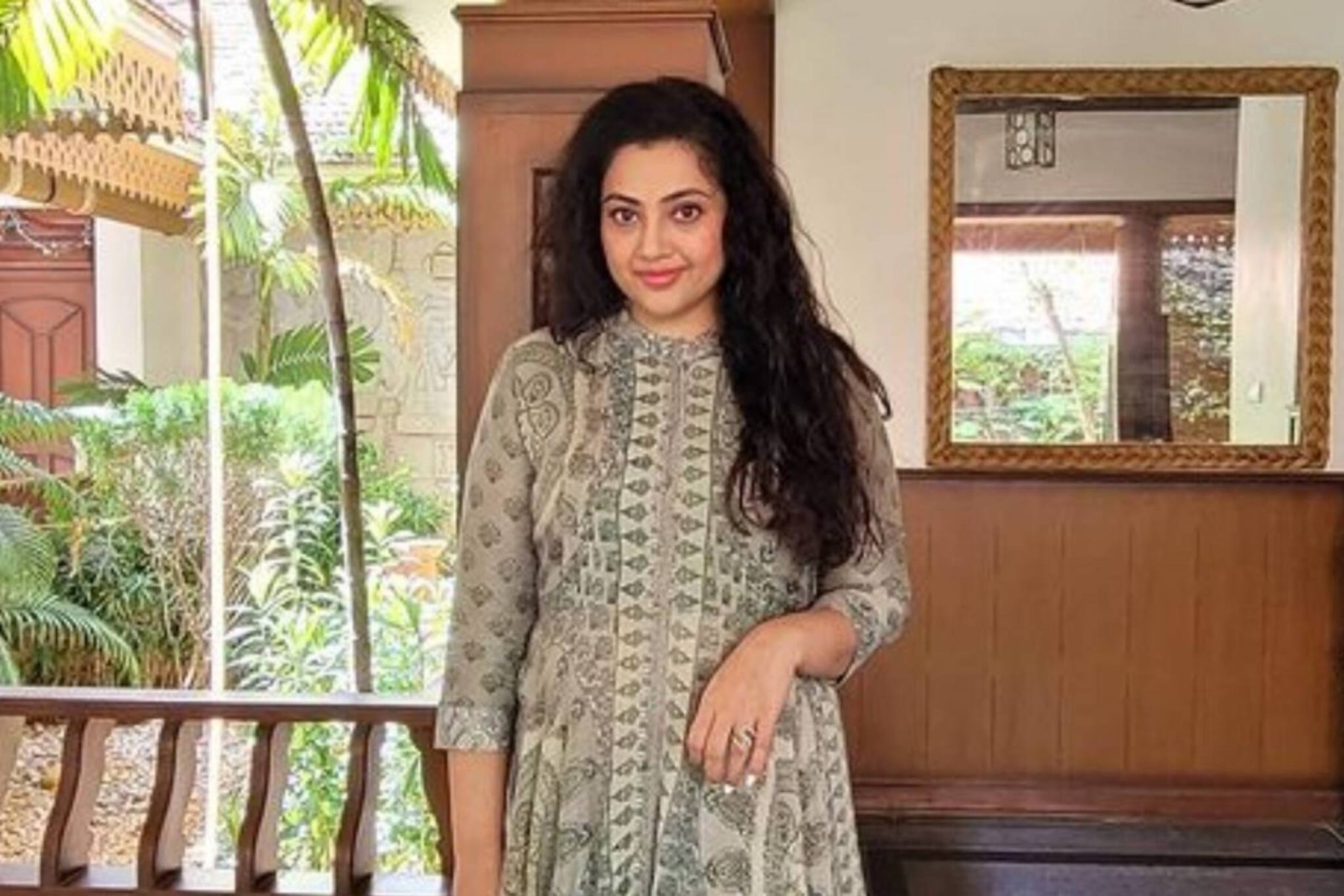 Actress Meena| ഈ വർഷത്തെ ആദ്യ അതിഥി കൊറോണ; കോവിഡ് ബാധിച്ചതായി നടി മീന