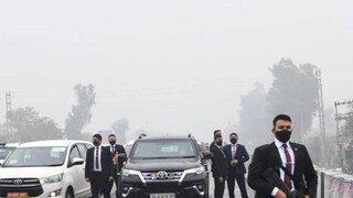 ചില പ്രതിഷേധക്കാർ റോഡ് ഉപരോധിച്ചതിനെത്തുടർന്ന് 20 മിനിറ്റോളം പ്രധാനമന്ത്രി മോദി ഫ്ലൈ ഓവറിൽ കുടുങ്ങി