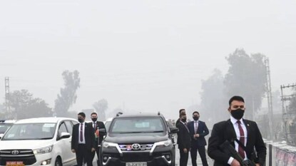 ചില പ്രതിഷേധക്കാർ റോഡ് ഉപരോധിച്ചതിനെത്തുടർന്ന് 20 മിനിറ്റോളം പ്രധാനമന്ത്രി മോദി ഫ്ലൈ ഓവറിൽ കുടുങ്ങി ചില പ്രതിഷേധക്കാർ റോഡ് ഉപരോധിച്ചതിനെത്തുടർന്ന് 20 മിനിറ്റോളം പ്രധാനമന്ത്രി മോദി ഫ്ലൈ ഓവറിൽ കുടുങ്ങി