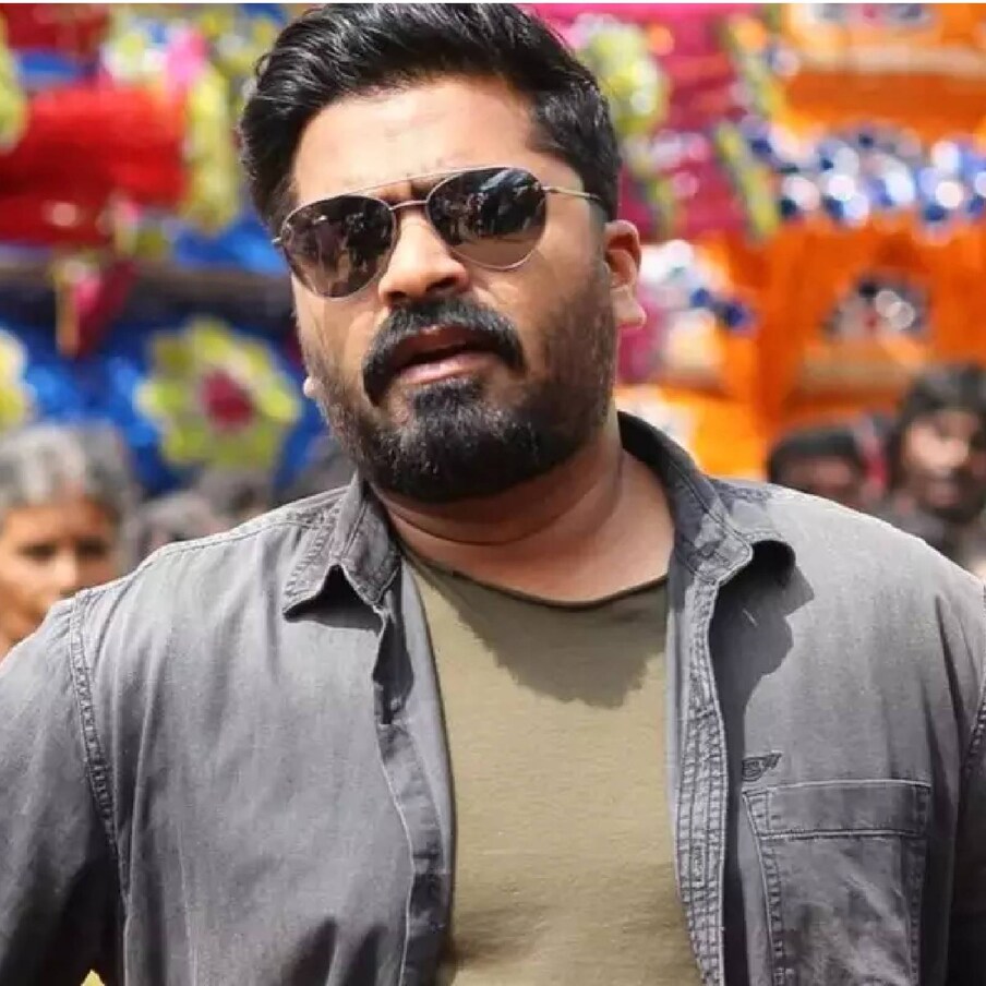  'എന്നെ പ്രതീക്ഷിച്ചില്ല, അല്ലേ? ഞാനും പ്രതീക്ഷിച്ചില്ല. നമുക്ക് കാണാം, അല്ലേ?' 40 സെക്കൻഡ് ദൈർഘ്യമുള്ള ക്ലിപ്പിന്റെ അവസാനത്തിൽ, നടൻ പ്രവേശിച്ച് പറയുന്ന ഡയലോഗ് ഇങ്ങനെ. ക്ലിപ്പ് ഇൻറർനെറ്റിൽ വൈറലായിക്കഴിഞ്ഞു, ആരാധകർ ഇപ്പോൾ അവർക്ക് മുന്നിൽ വരുന്നത് കാണാൻ ആകാംക്ഷയോടെ കാത്തിരിക്കുകയാണ്