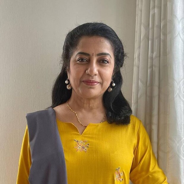  ഹിന്ദി സംസാരിക്കുന്നവർ നല്ലവരാണെന്നും അവരുമായി സംസാരിക്കുന്നതിന് ഹിന്ദി പഠിക്കുന്നത് നല്ലതാണെന്നും ഹിന്ദി വിവാദവുമായി ബന്ധപ്പെട്ട ചോദ്യത്തോട് പ്രതികരിച്ച സുഹാസിനി പറഞ്ഞു. തമിഴും നല്ല ഭാഷയാണ്. എല്ലാവരും തമിഴ് പറഞ്ഞാൽ സന്തോഷം. എല്ലാ ഭാഷകളെയും സമമായി കാണണം. എത്രയും കൂടുതൽ ഭാഷ പഠിക്കുന്നത് ഏറ്റവും നല്ലതാണ്. ഫ്രഞ്ച് പഠിക്കാൻ ഇഷ്ടമാണ്. ഫ്രഞ്ച് പഠിച്ചാൽ തമിഴ്നാട്ടുകാരിയല്ലാതാകില്ലെന്നും സുഹാസിനി അഭിപ്രായപ്പെട്ടു.