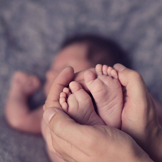  1. വന്ധ്യത ഇല്ലാതാക്കുന്നു: സെക്‌സ് ജീവിതം മെച്ചപ്പെടുത്താൻ ഗ്രാമ്പൂ എണ്ണ വളരെ ഉപയോഗപ്രദമാണ്. കൂടാതെ, വന്ധ്യതാ പ്രശ്‌നങ്ങളെ മറികടക്കാനും ഇത് സഹായിക്കും. ടെസ്റ്റോസ്റ്റിറോണിന്റെ അളവ് വർദ്ധിപ്പിക്കാൻ ഗ്രാമ്പൂ എണ്ണ സഹായിക്കും