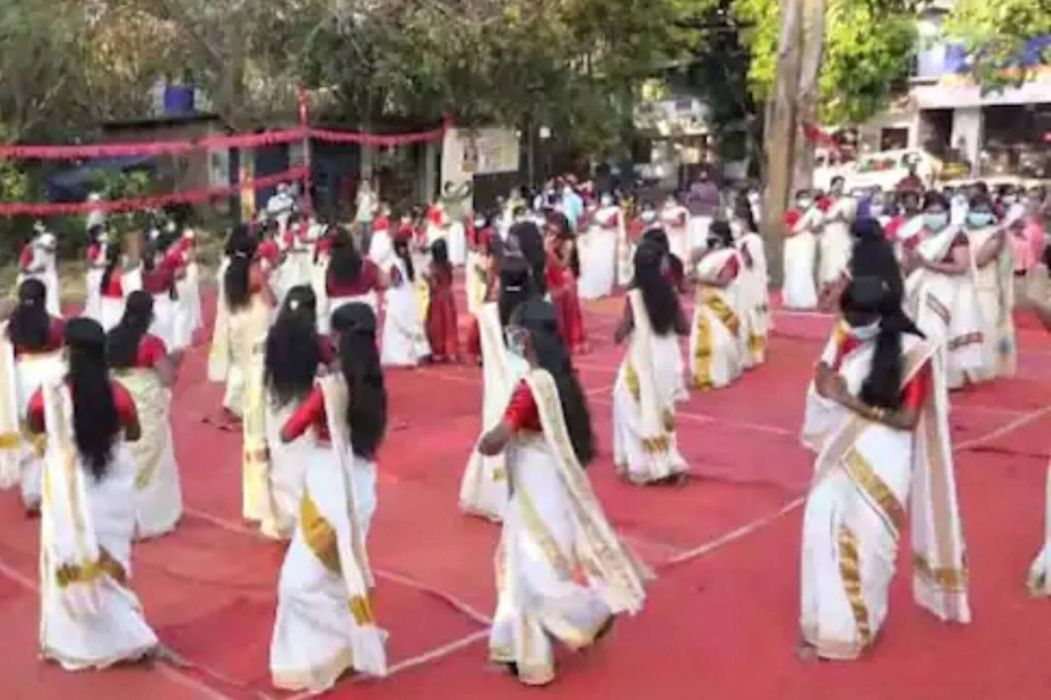 തീരാതെ പാര്‍ട്ടി തിരുവാതിര; തൃശൂരിൽ മെഗാ തിരുവാതിരയിൽ പങ്കെടുത്തത് എൺപതിലേറെ വനിതകൾ