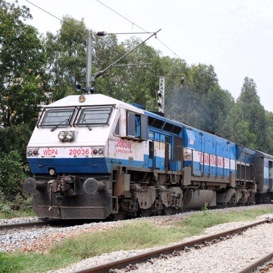  അതിനും ദിവസങ്ങൾക്കുശേഷമാണ് വിനോദ് താനൂർ സർക്കാർ വൊക്കേഷണൽ ഹയർസെക്കൻഡറി സ്കൂളിലെ പ്രധാനാധ്യാപിക ബിന്ദുവിന്‍റെ ഫോൺ നമ്പർ വാങ്ങി ആറു മിനിട്ട് നീളുന്ന ശബ്ദസന്ദേശം അയച്ചത്. കുട്ടികൾ പാളത്തിലൂടെ നടക്കരുതെന്ന കാര്യം സ്കൂൾ അസംബ്ലിയിലും മറ്റും നിരന്തരം ഓർമിപ്പിക്കണമെന്നും രക്ഷിതാക്കളും അധ്യാപകരും നാട്ടുകാരുമെല്ലാം കുട്ടികളുടെ സുരക്ഷ ഉറപ്പാക്കണമെന്നും വിനോദ് ശബ്ദ സന്ദേശത്തിൽ പറയുന്നു.