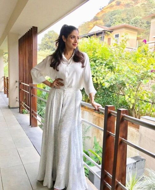  പരമ്പരാഗത ഇന്ത്യൻ വേഷങ്ങളിൽ മാത്രമല്ല, മോഡേൺ വേഷങ്ങളിലും അതിസുന്ദരിയായ നടിയാണ് ശ്രീദേവി. എന്നാൽ സാരികളോടുള്ള ശ്രീദേവിയുടെ പ്രണയം ഏറ്റവും അടുപ്പമുള്ളവർക്ക് മാത്രം അറിയാവുന്ന കാര്യമാണ്. ഇന്ത്യയിൽ എവിടെ പോയാലും അവിടങ്ങളിലെ ഏറ്റവും മികച്ച സാരി തന്നെ ശ്രീദേവി വാങ്ങുമായിരുന്നു.