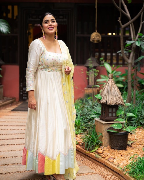 நடிகை பூர்ணா ( Image : Instagram @shamnakasim )