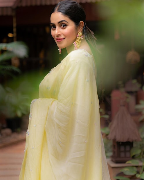 நடிகை பூர்ணா ( Image : Instagram @shamnakasim )