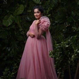 Anikha Surendran | പതിനേഴാം വയസ്സിൽ ഹീറോയിൻ ലുക്കിൽ അനിഖ സുരേന്ദ്രൻ; വൈറലായി ഫോട്ടോഷൂട്ട് Anikha Surendran | പതിനേഴാം വയസ്സിൽ ഹീറോയിൻ ലുക്കിൽ അനിഖ സുരേന്ദ്രൻ; വൈറലായി ഫോട്ടോഷൂട്ട്