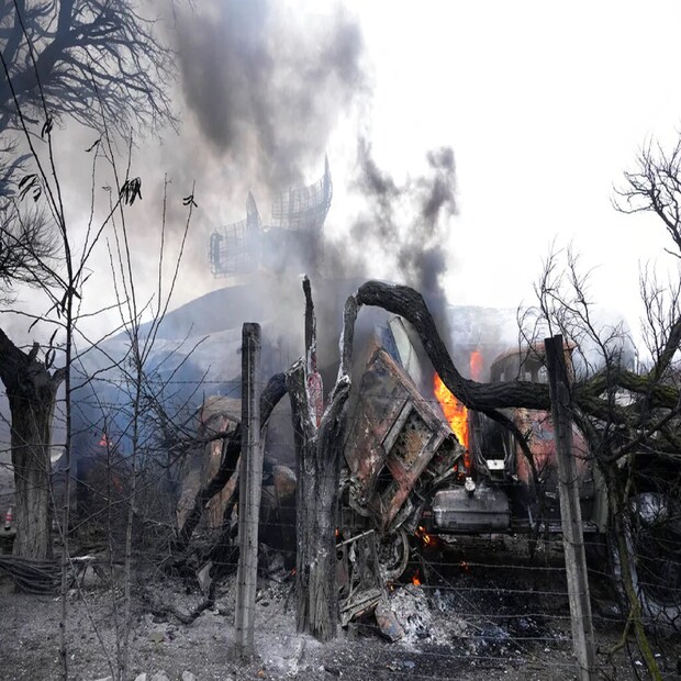 Ukraine-Russia War: റഷ്യയും യുക്രെയ്നും തമ്മിൽ സംഘർഷം രൂക്ഷമാകുകയാണ്. സിവിലിയന്മാരെ ആക്രമിക്കില്ലെന്ന് പറഞ്ഞാണ് റഷ്യൻ പ്രസിഡന്റ് വ്ളാഡിമിർ പുടിൻ വ്യാഴാഴ്ച യുക്രെയ്നിൽ സൈനിക ആക്രമണം പ്രഖ്യാപിച്ചതെങ്കിലും സാധാരണക്കാരും ആക്രമണത്തിൽ കൊല്ലപ്പെട്ടതായാണ് റിപ്പോർട്ട്. യുക്രെയ്നിൽ നിന്നുള്ള ഭീഷണികൾ കണക്കിലെടുത്താണ് സൈനിക നടപടിയെന്നാണ് പുടിൻ പറയുന്നത്. യുക്രെയ്ൻ പിടിച്ചെടുക്കലല്ല റഷ്യയുടെ ലക്ഷ്യമെന്നും രക്തച്ചൊരിച്ചിലിന് ഉത്തരവാദി യുക്രെയ്ൻ സർക്കാരായിരിക്കുമെന്നും അദ്ദേഹം പറഞ്ഞു.  Ukraine-Russia War: റഷ്യയും യുക്രെയ്നും തമ്മിൽ സംഘർഷം രൂക്ഷമാകുകയാണ്. സിവിലിയന്മാരെ ആക്രമിക്കില്ലെന്ന് പറഞ്ഞാണ് റഷ്യൻ പ്രസിഡന്റ് വ്ളാഡിമിർ പുടിൻ വ്യാഴാഴ്ച യുക്രെയ്നിൽ സൈനിക ആക്രമണം പ്രഖ്യാപിച്ചതെങ്കിലും സാധാരണക്കാരും ആക്രമണത്തിൽ കൊല്ലപ്പെട്ടതായാണ് റിപ്പോർട്ട്. യുക്രെയ്നിൽ നിന്നുള്ള ഭീഷണികൾ കണക്കിലെടുത്താണ് സൈനിക നടപടിയെന്നാണ് പുടിൻ പറയുന്നത്. യുക്രെയ്ൻ പിടിച്ചെടുക്കലല്ല റഷ്യയുടെ ലക്ഷ്യമെന്നും രക്തച്ചൊരിച്ചിലിന് ഉത്തരവാദി യുക്രെയ്ൻ സർക്കാരായിരിക്കുമെന്നും അദ്ദേഹം പറഞ്ഞു.