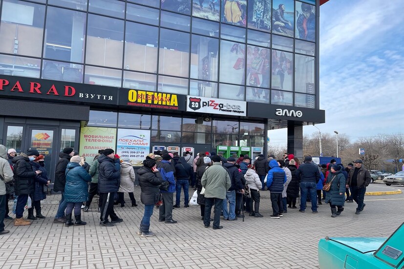  റഷ്യ ആക്രമണം തുടങ്ങിയതിന് ശേഷം, യുക്രേനിയൻ തലസ്ഥാനമായ കീവിൽ നിന്ന് പുറത്തുകടക്കാൻ സബ്‌വേയിൽ നിരവധി ആളുകൾ ട്രെയിനിനായി കാത്തിരിക്കുന്നതിന്റെ ദൃശ്യങ്ങളും പുറത്തുവന്നിരുന്നു.