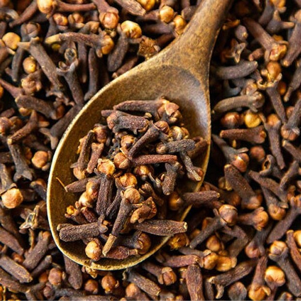 ജലദോഷമോ തൊണ്ടവേദനയോ ഉണ്ടായാൽ ഗ്രാമ്പൂ (clove) ചവയ്ക്കാൻ പലപ്പോഴും നമ്മളോട് ആവശ്യപ്പെടാറുണ്ട്. ഗ്രാമ്പൂ പോലെ തന്നെ ഇതിന്റെ എണ്ണയും (clove oil) പല്ലുവേദനയുടെ കാര്യങ്ങളിൽ വളരെ ഫലപ്രദമാണ്. കൂടാതെ, പ്രതിരോധശേഷി വർദ്ധിപ്പിക്കുന്നതിന് (boost immunity) വീട്ടിൽ ഒരു കഷായം ഉണ്ടാക്കുമ്പോഴെല്ലാം ഗ്രാമ്പൂ അതിൽ ഇടുന്നു ജലദോഷമോ തൊണ്ടവേദനയോ ഉണ്ടായാൽ ഗ്രാമ്പൂ (clove) ചവയ്ക്കാൻ പലപ്പോഴും നമ്മളോട് ആവശ്യപ്പെടാറുണ്ട്. ഗ്രാമ്പൂ പോലെ തന്നെ ഇതിന്റെ എണ്ണയും (clove oil) പല്ലുവേദനയുടെ കാര്യങ്ങളിൽ വളരെ ഫലപ്രദമാണ്. കൂടാതെ, പ്രതിരോധശേഷി വർദ്ധിപ്പിക്കുന്നതിന് (boost immunity) വീട്ടിൽ ഒരു കഷായം ഉണ്ടാക്കുമ്പോഴെല്ലാം ഗ്രാമ്പൂ അതിൽ ഇടുന്നു