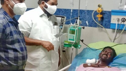 ചികിത്സയില് കഴിയവേ വാവ സുരേഷിനെ മന്ത്രി വി.എന് വാസവന് സന്ദര്ശിച്ചപ്പോള് ചികിത്സയില് കഴിയവേ വാവ സുരേഷിനെ മന്ത്രി വി.എന് വാസവന് സന്ദര്ശിച്ചപ്പോള്