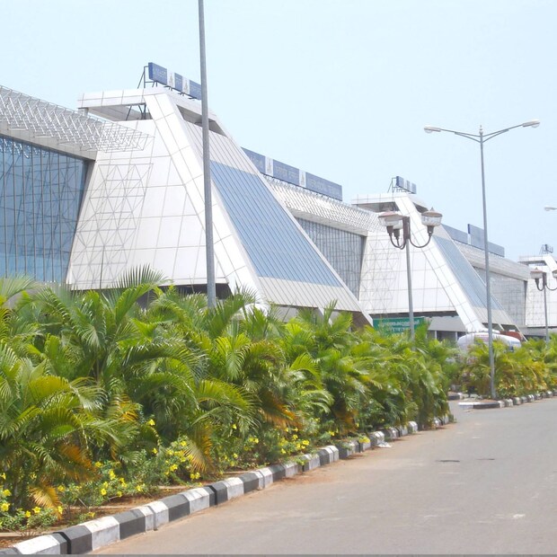 karipur airport, bad weather, flights landed in kochi, heavy rain, table top runway, കരിപ്പൂർ വിമാനത്താവളം, കൊച്ചി വിമാനത്താവളം, ടേബിൾ ടോപ്പ് റണ്‍വേ, കനത്ത മഴ, മോശം കാലാവസ്ഥാ, കരിപ്പൂരിലിറങ്ങേണ്ട വിമാനങ്ങൾ കൊച്ചിയിലിറങ്ങി