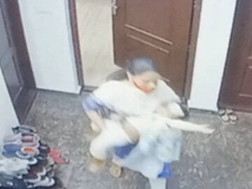 ആൻറണി  കുഞ്ഞിനെ മർദ്ദിച്ചിരിക്കാമെന്ന് പിതാവ് പോലീസിന് നൽകിയ മൊഴിയുടെ അടിസ്ഥാനത്തിലാണ് ഇയാളെ പൊലീസ് കസ്റ്റഡിയിൽ എടുത്തത്