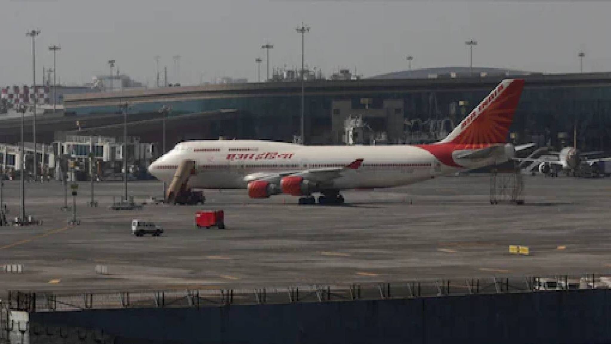 Air Passenger Traffic | കോവിഡ് മൂന്നാം തരംഗം; ഇന്ത്യയിലെ ആഭ്യന്തര വിമാന യാത്രക്കാരുടെ എണ്ണത്തിൽ 43 ശതമാനം ഇടിവ്